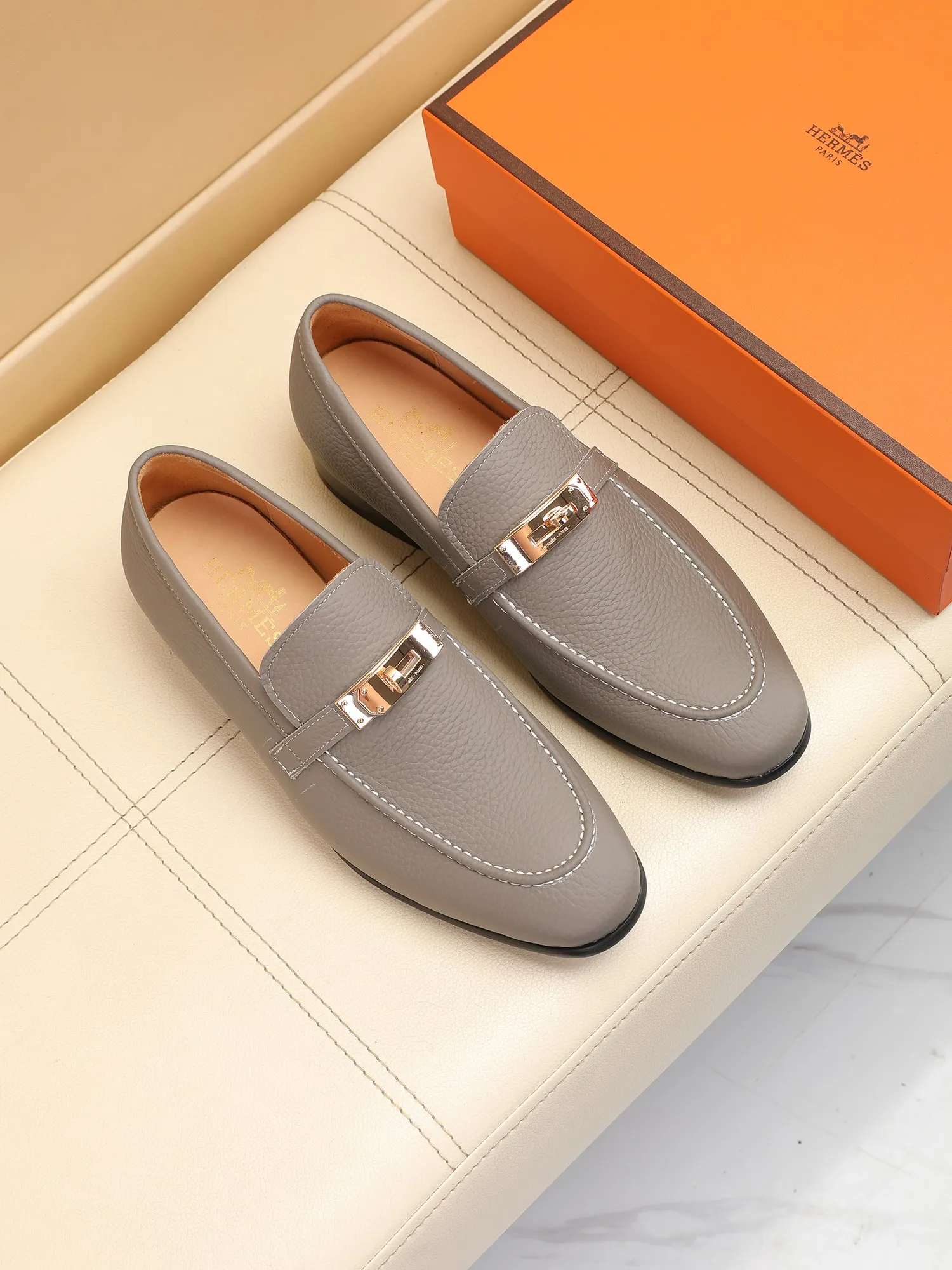 Factory price 440💶[HERMES] (cowhide lining)🍀Italian top luxury🍀He does not pursue novel styles and gorgeous colors, but attracts the favor of successful men with his flawless, elegant and classic style! This very, very comfortable, simple and stable style makes it easy to match any style! The pattern is absolutely 1:1 refined from the original case, and we strive for excellence in materials, imported cowhide + cowhide lining💪💪💪extraordinary texture👍! .Code number: 39 to 44 (38.4546 customized)